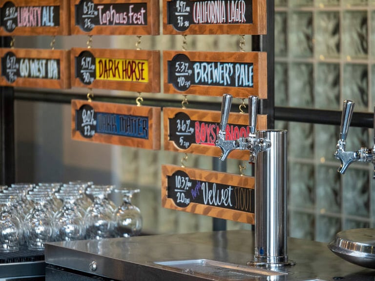 Guide to Beer Gardens and Local Breweries Near Major Horse Racing Tracks
