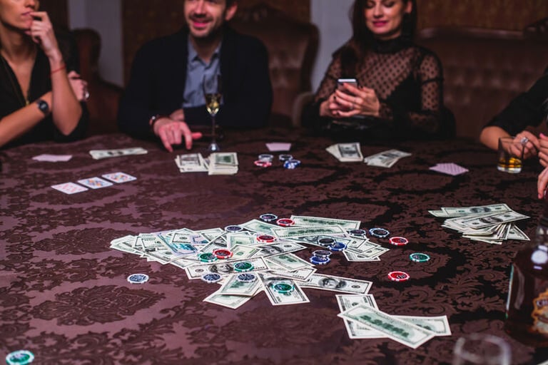 How to Build a Poker Drinking Game That Feels Fun Without Getting Too Complicated