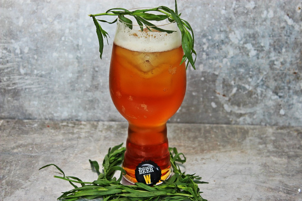 Cocktail in a glass with a garnishment made with Sommerweizen from Sound Brewery